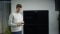 L'image montre Thomas Müller tenant son smartphone devant le Vitocal.