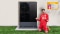 L'image montre Thomas Müller heureux devant la pompe à chaleur Viessmann