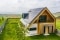Illustration : maison équipée de capteurs solaires.