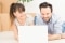 Un couple obtient des informations sur l'achat d'une installation de chauffage
