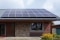 Modules photovoltaïques sur le toit d'une maison