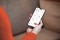 L'image montre une main avec un smartphone et l'application ViCare ouverte, symbole du contrôle de Vitopure via l'application.