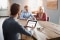Jeune couple discutant avec un consultant Viessmann.