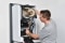 Deux techniciens effectuant la maintenance d'une installation.