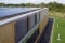 Un bâtiment avec des panneaux solaires sur le toit plat et la façade