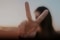 Hand zeigt Victory-Zeichen: ViShare Energy Community